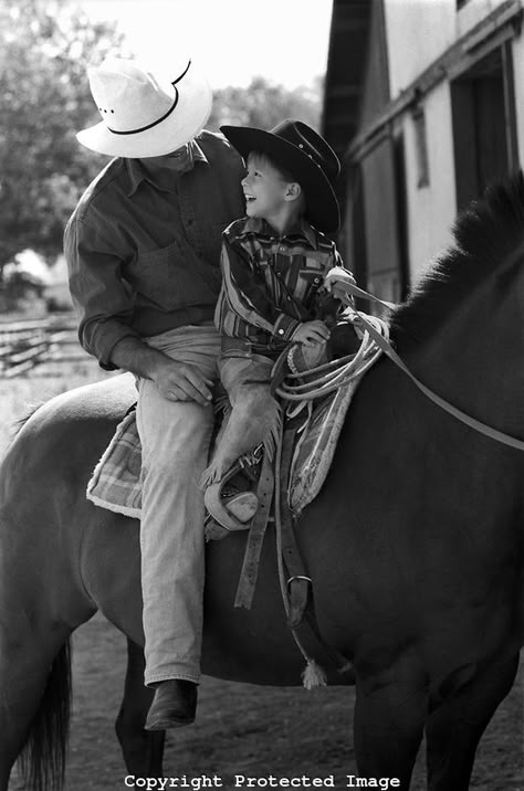 Cute Family Pictures, Cowboy Pictures, Western Life, Looks Country, Little Cowboy, Country Kids, Cowboys And Indians, Small Boy, Baby Cowboy