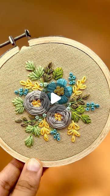 Easy Flower Embroidery Tutorial, Floral Embroidery Patterns Free, Easy Embroidery, Floral Embroidery Patterns, Embroidery Tutorial, Brazilian Embroidery, San Blas, Embroidery Patterns Free, Satin Flowers