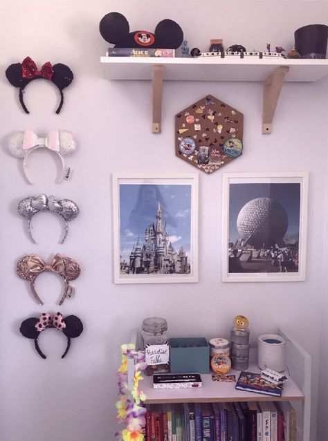 Disney Bedroom Decor For Adults, Disney Themed Wall, Disney Bedroom Adult, Aesthetic Disney Bedroom, Disney Dorm Decor, Disney Themed Bedrooms For Adults, Disney Home Aesthetic, Disney Bedroom Ideas For Teens, Disney Inspired Office