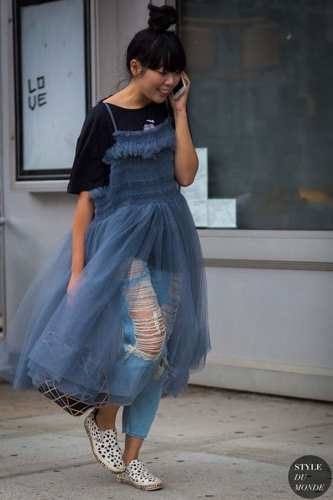 Dress Over Pants, Street Style 2016, Mode Hippie, Bootcut Jean, Looks Street Style, Denim Style, Fashion Night, Street Style Chic, Night Out Dress