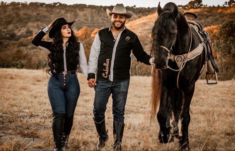 Vaquero Couple Photoshoot, Vaquero Wedding Outfit, Cowgirl Outfits For Women, Country Engagement Pictures, Engagement Photography Poses, Engagement Picture Outfits, Cowgirl Style Outfits, Mexican Outfit, Engagement Pictures Poses