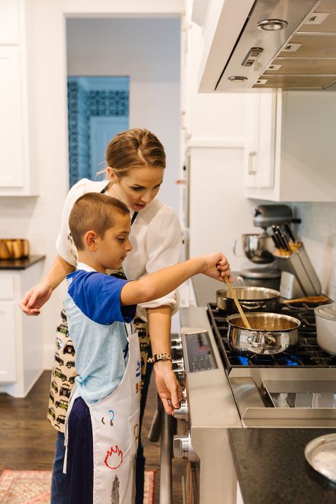 How to make cooking with kids more fun and less stressful Busy Mom Aesthetic, Cooking With Kids Aesthetic, Mom Playing With Kids, Mom With Two Kids, Mother Cooking, Cooking With Children, Cooking Workshop, Children Cooking, Mom With Kids