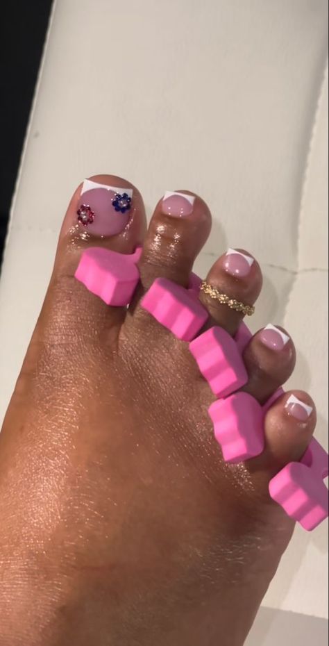 @briagottibar #nailsofinstagram #nailsoftoday #prettynails #518nailtech #nailsonfleek #nailso. Go for more info 👉https://medium.com/p/3b0273ba7c59. Cute Pedicure Ideas, Trending Pedicure, Toe Art Designs, Bestie Photoshoot, Cute Pedicures, Cut Nails, Pedicure Designs Toenails, 2024 Board, Pedicure Ideas