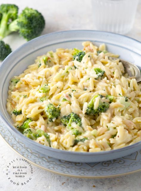 Little orzo pasta is cooked in broth until al dente and then married with a creamy cheddar cheese sauce with tiny bits of broccoli for a healthy and super fast side dish. This cheesy broccoli orzo recipe would be our 3rd orzo recipe on this site. I have more, seriously. One that has sundried tomatoes Orzo Recipes Side, Broccoli Orzo, Parmesan Orzo, Cheddar Broccoli, Broccoli Soup Recipes, Orzo Recipes, Pasta Sides, Giada De Laurentiis, Orzo Pasta