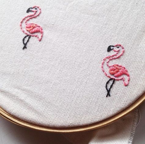 Flamingo Embroidery Design, Toot Bags, Embroidery Flamingo, Embroidered Flamingo, Flamingo Embroidery, Animal Embroidery Patterns, Basic Hand Embroidery Stitches, Simple Embroidery Designs, Silk Thread Jewelry