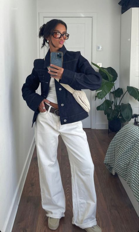 White Jean Outfits Fall, White Jeans Outfit 2024, White Pants Outfit Autumn, White Jeans Autumn Outfit, Baggy White Jeans Outfit, Outfit Jean Blanc, Outfit Pantalon Blanc, White Baggy Pants Outfit, Clarks Outfit Women's