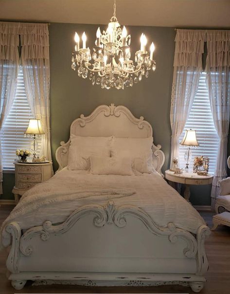 French Romantic Bedroom, Dreamy Bedrooms Romantic, French Shabby Chic Bedroom, Cottagecore Bedroom Ideas, Shabby Bedroom, Shabby Chic Party, Shabby Chic Home, French Country Living Room, Living Room Styles