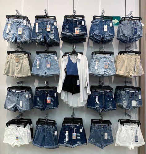 Shorts Display Ideas, Jeans Shop Interior Design, Denim Merchandising, Merchandising Jeans, Denim Display Visual Merchandising Jeans, Denim Visual Merchandising, Boutique Shelving, Boutique Clothing Rack, Clothing Boutique Interior