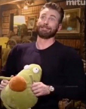 Avengers React, Marvel Pics, Spiderman No Way Home, Chris Evans Funny, Stickers Cool, Christopher Evans, Avengers Cast, Actors Funny, Steve Rogers Captain America