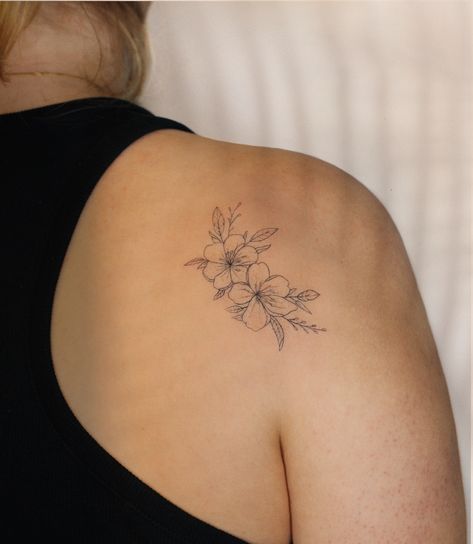 Filigran fineline flower tattoo on the shoulder! Hibiscus Tattoo Collar Bone, Sacuanjoche Flower Tattoo, Fine Line Hibiscus Tattoo, Bali Flower Tattoo, Fineline Flower Tattoo, Shoulder Flower Tattoo, Tattoo On The Shoulder, Hawaii Tattoo, Hibiscus Flower Tattoos