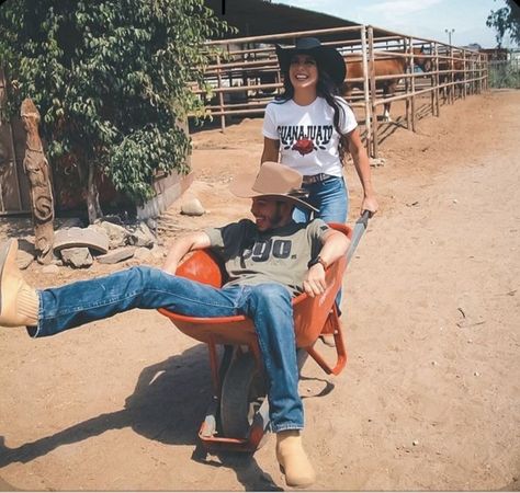 Rodeo Couples Goals, Recreate Pictures, Country Best Friends, Country Couple Pictures, Country Couple, Foto Cowgirl, Country Relationships, Cute Country Couples, Western Photoshoot