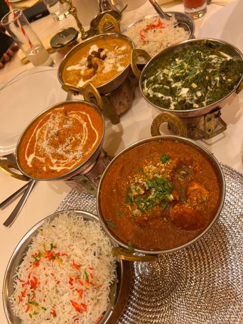 Food For 8 People, Indian Food At Wedding, Fancy Indian Food, Indian Dinner Aesthetic, Desi Food Aestathic, Middle Eastern Food Aethstetic, Indian Restaurant Aesthetic, Indian Food Pics, Indian Food Table