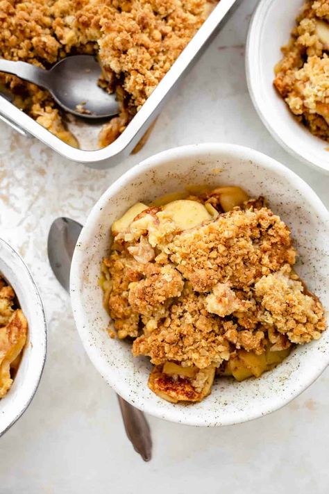 Old Fashioned Apple Crisp - My Baking Addiction Apple Crisp Recipe Without Oats, Apple Crisp Without Oats, Old Fashioned Apple Crisp, Apple Crisp Topping, Best Apple Crisp Recipe, Pumpkin Crunch Cake, Slow Cooker Apple Butter, Best Apple Crisp, Easy Apple Crisp Recipe