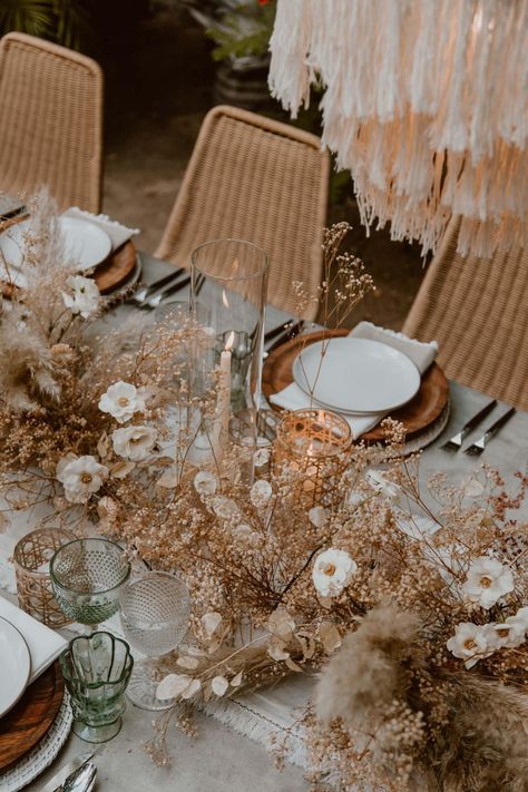 7 Tips for Creating 2019's Hottest Wedding Trend: Dried Flower Installations | Photo: LA76 Photography Jungle Wedding, Flower Installation, Wedding Boho, Wedding Dinner, Bohemian Wedding, Decoration Table, Wedding Trends, The Table, Wedding Gown