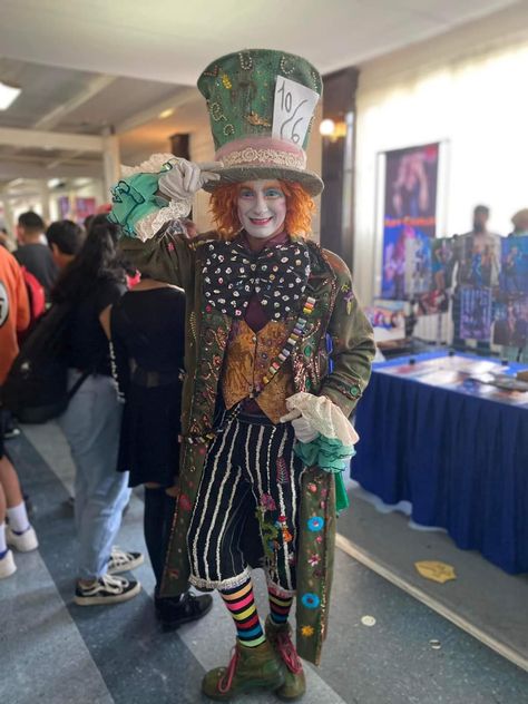 Wonderland Cosplay, Hatter Costume, Mad Hatter Costume, Circus Costumes, Clever Halloween, Clever Halloween Costumes, Alice In Wonderland Costume, Wonderland Costumes, Circus Costume