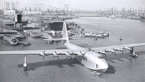 Howard Hughes' Spruce Goose. Largest Aircraft ever built. Made its one and only flight on 1947. Spruce Goose, Ca History, Howard Hughes, Military Airplane, Flying Boat, Air Force One, Aviation History, Aviation Art, Aircraft Design