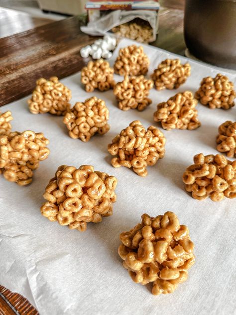 Peanut Butter Cheerio Balls, Cheerios Recipes Peanut Butter, Cheerios Recipes, Cake Batter Dip, Grilled Side Dishes, Peanut Butter Marshmallow, Popcorn Balls, Grilling Sides, Kid Friendly Snack