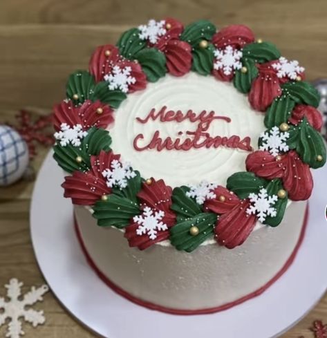 Christmas Cake Designs 2022, Minimalist Christmas Cakes, Simple Xmas Cake Designs, Christmas Cakes Buttercream, Xmas Cake Decorating Ideas Simple, Christmas Cakes Simple, Simple Christmas Cake Ideas, Christmas Cake Ideas Decoration Simple, Crismas Cakes Ideas