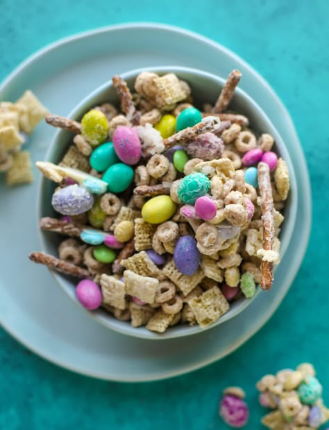 Easter Snack Mix Garlic Pretzels, Chex Snacks, Easter Snack Mix, Chex Party Mix Recipe, Chex Recipes, Party Mix Recipe, Preschool Food, Chex Party Mix, Bunny Bait