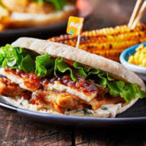 Fino Pitta Indulge in a toasted pitta filled with two flame-grilled PERi-PERi chicken thighs, grilled halloumi cheese, caramelised red onion relish and wild garlic aioli, topped with lettuce. - Nandos Fino Chicken Pitta Nandos Chicken, Pita Pocket Recipes, Chicken And Halloumi, Nando's Chicken, Crispy Chicken Salads, Big Tasty, Pita Recipes, Pitta Bread, Grilled Halloumi