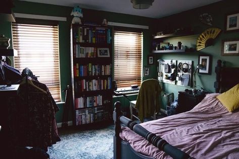 Bedroom Aesthetic Male, Boys Bedroom Aesthetic, Bedroom Guy, Boys Room Aesthetic, Guy Bedroom Aesthetic, Male Bedroom Aesthetic, 80s Room Ideas, Guys Bedroom Ideas, 90s Bedroom Aesthetic