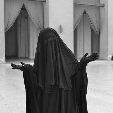 Mode Niqab, Islamic Modesty, Muslim Women Clothing, Army Couple Pictures, Muslimah Outfit, Niqab Fashion, Best Friend Quotes For Guys, Hijab Aesthetic