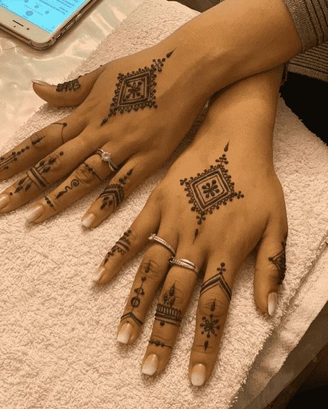 Simple Henna Designs Easy, Mehndi For Beginners, Elegant Mehndi, Henna Design Ideas, Simple Henna Designs, Cute Henna Designs, Henna Style Tattoos, Jagua Henna, Small Henna