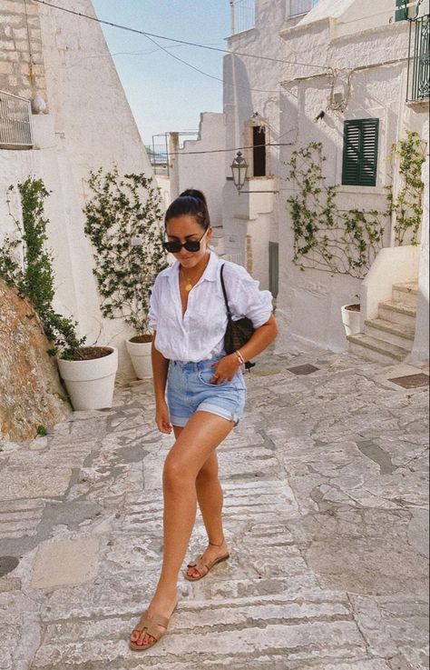 Italian Vacation Outfit, Italy Outfits Summer, Look Short Jeans, Italy Summer Outfits, Chic Travel Outfit, Denim Shorts Outfit, Summer Holiday Outfits, Style Casual Chic, Europe Outfits