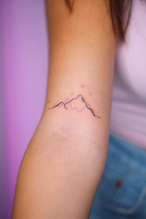 Horse Mountain Tattoo, Ramiel Mountain Tattoo, Mountains And Stars Tattoo, Acotar Small Tattoo, Velaris Tattoo Simple, Fine Line Acotar Tattoo, Velaris Mountains Tattoo, Acotar Ramiel Mountain Tattoo, Delicate Mountain Tattoo