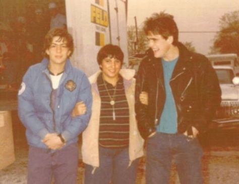 50 Rare and Amazing Behind the Scenes Photos From the Making of ‘The Outsiders’ (1983) ~ Vintage Everyday Young Matt Dillon, The Outsiders Cast, Outsiders Movie, The Outsiders Greasers, Dallas Winston, The Outsiders 1983, Emilio Estevez, Behind The Scenes Photos, Matt Dillon