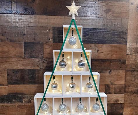 Rustic Christmas Crafts, Crate Crafts, Craft Storage Solutions, Mini Crates, Christmas Crafts Diy Projects, Valentine's Ideas, Alternative Christmas, Alternative Christmas Tree, Creative Christmas Trees