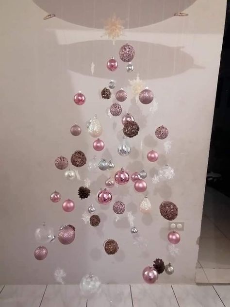 Invisible Christmas Tree Invisible Tree Christmas, Invisible Christmas Tree Diy, Invisible Christmas Tree, Floating Christmas Tree, Christmas Tree Project, Creative Christmas Tree Ideas, Crismas Tree, Kersfees Idees, Upside Down Christmas Tree