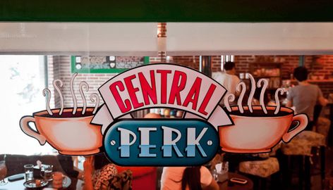 Where is the Central Perk Coffee Shop in the Friends Show Foto Muro Collage, Opening A Coffee Shop, Charlie Brown Jr, Friends Central Perk, Places In New York, Friends Moments, Opening Credits, Central Perk, Friends Wallpaper