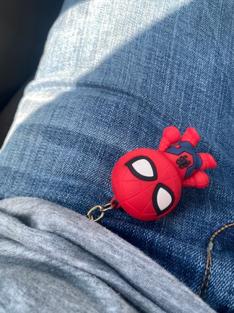 Polymer Clay Spiderman, Spiderman Clay Ideas, Spiderman Clay Art, Keychain Clay Ideas, Clay Spiderman, Spider Man Keychain, Spiderman Keychain, How To Make Spiders, Bts Bag