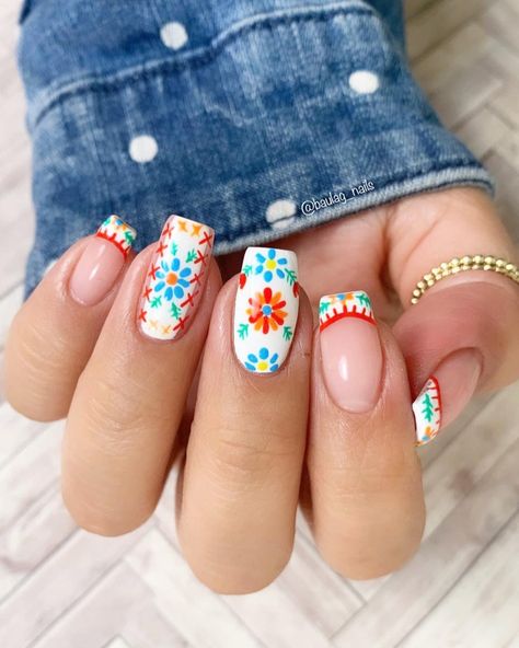 Nails For Mexican Vacation, Mexican Flowers Nails, Spanish Style Nail Art, Simple Mexican Nails, Mexican Nails Designs Flowers, Mexico Aesthetic Nails, Mexican Folk Art Nails, Posca Nail Art, Spanish Nail Art