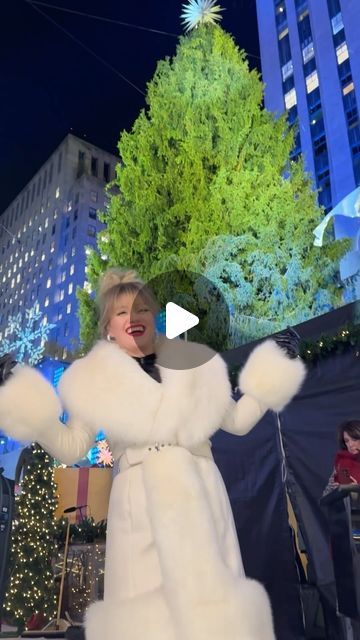 Kelly Clarkson on Instagram: "What an incredible night! Now it’s officially the holiday season 🎄🎄 #Glow #UnderneathTheTree #SantaCantYouHearMe #RockCenterXMAS" Kelly Clarkson Chunky Highlights, Kelly Clarkson 2023, Kelly Clarkson Now, Kelly Clarkson American Idol, American Idol Winner, Chunky Highlights, Tv Personality, The First Americans, Kelly Clarkson