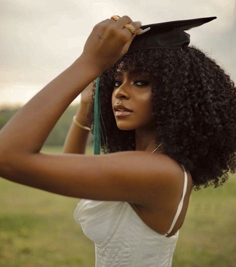 Grad Pic Black Women, Graduation Pics With Flowers, Curly Hair Graduation Pictures, Undergrad Photoshoot, Graduation Shoot Black Women, Graduation Pics Black Women, Outdoor Graduation Pictures, Senior Portraits Black Women, Senior Pics Black Women