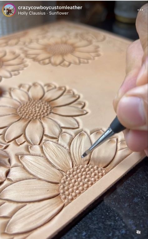 Floral Leather Tooling, Diy Leather Engraving, Tooled Leather Art, Diy Leather Tools, Handmade Leather Work, Leather Handbag Patterns, Custom Leather Work, Leather Working Patterns, Diy Leather Projects