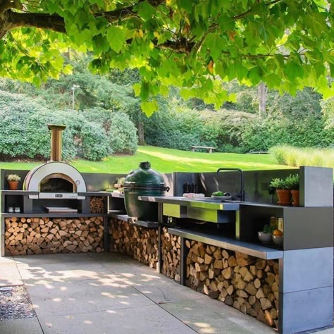 25 Fantastic Outdoor Kitchen Ideas for Every Yard Concrete Outdoor Kitchen, Outdoor Cooking Area, Build Outdoor Kitchen, Outdoor Bbq Kitchen, Outdoor Kitchen Ideas, Pool Outdoor, Backyard Kitchen, Pizza Oven Outdoor, Outdoor Kitchen Design Layout