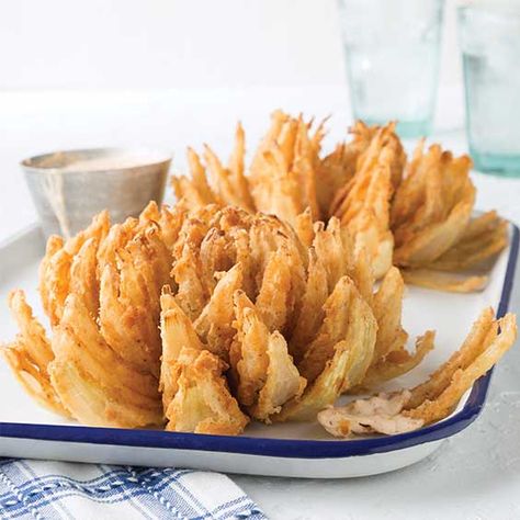 Deep-Fried Vidalia Onion Blooms Spicy Dipping Sauce Recipes, Blooming Onion Recipe, Blooming Onion Recipes, Restaurant Appetizers, Bloomin Onion, Baked Onions, Spicy Dipping Sauce, Vidalia Onion, Blooming Onion