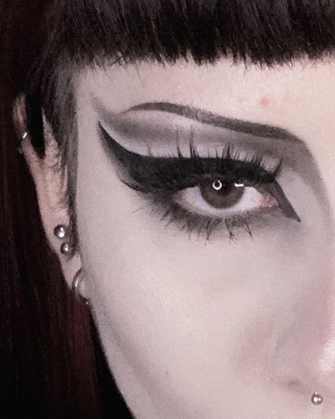 Everyday Trad Goth Makeup, Trad Goth Vampire Makeup, Simple Goth Eyeshadow, Goth Makeup Traditional, Beginner Trad Goth Makeup, Goth Makeup School, Casual Trad Goth Makeup, Causal Goth Makeup, Metal Goth Makeup