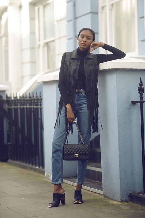 leather fringe Black Fringe Jacket Outfit, Fringe Vest Outfit, Mules Chanel, Fringe Jacket Outfit, Black Fringe Jacket, Fringed Jacket, Vest Outfit, Fringe Fashion, Fringe Vest