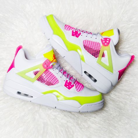 Champs Sports Women on Instagram: “She's here 😍 (in kids' sizes)  Cop the Jordan Retro 4 'Lemon Venom' before its gone #HERTAKE #CHAMPSKIDS” Jordan 4 Lemon Venom, Venom Shoes, Sneaker Jordan, Jordan Shoe, Best Online Clothing Stores, Jordan Retro 4, Retro 4, Shoe Inspiration, Women Trends