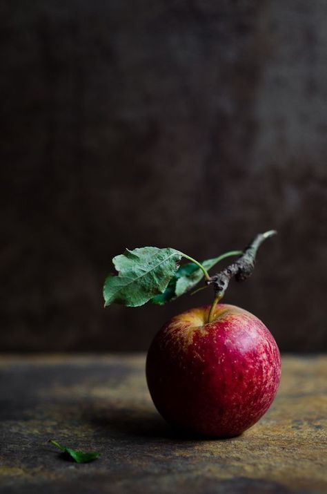 Apples Photography, Still Life Pictures, Life Drawing Reference, Food Photography Props, Still Life Fruit, Fruit Photography, Still Life Photos, Photography Food, Fruit Painting