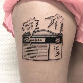 Old radio on Moa today #radio #old #tattoo #tattoed #ink #black #blackart #blackwork #btattooing #blacktattoo #blacktattooart #blackworkers #blackworkers_tattoo #blackworkerssubmission #BLACKTATTOOMAG #darkartists #blxckink #inkjunkeyz #inkstinctsubmission #tattoolife #tattooartist #tattoocircle #tattooartistmagazine #artwork #graphic #vintage #girltattoo #rumforkonst #formink #flashworkers Radio Tattoo Vintage, Radio Tattoo, 16 Tattoo, Old Radio, Circle Tattoos, Music Tattoo Designs, Tatuaje A Color, B Tattoo, Old Tattoos