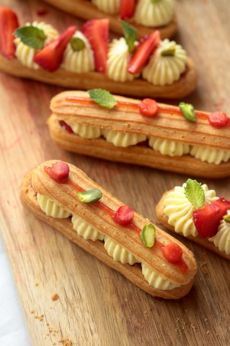 Eclair Aesthetic, Strawberry Eclair, Eclair Recipe, Fine Dining Desserts, Pastry Design, Gourmet Desserts, Food Garnishes, Pastry And Bakery, Coffee Dessert