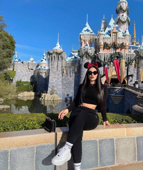 Christmas Theme Park Outfit, Disney Black Outfit, Disneyland Comfy Outfit, Boujee Disney Outfits, Disney Casual Outfits Winter, Disney World Outfit Ideas Winter, Hongkong Disneyland Ootd, Outfit Ideas Disneyland, Disney Outfits Buchifresa