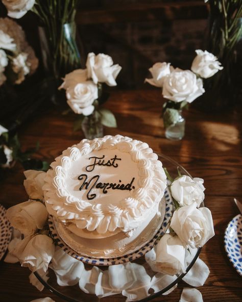 Simple, elegant, and timeless. 🤍 L & G’s wedding setup was a dream to create! 🥂 Chic Minimal Wedding, Classic Wedding Color Palette, Timeless Wedding Colors, Timeless Fall Wedding, Timeless Modern Wedding, Small Simple Wedding, Classic Wedding Decor, Classic Wedding Ideas, Millennial Wedding