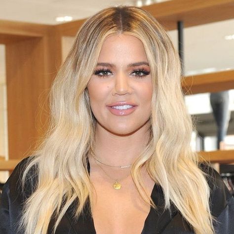 Khloe Kardashian recently opened up about the inexpensive face mask she uses before every photoshoot. See which one it is, here. Klohe Kardashian, Applying Concealer, Meghan Markle Outfits, Selena Gomez Hair, Face Cream For Wrinkles, Best Face Masks, Face Mask Style, Khloé Kardashian, How To Apply Concealer