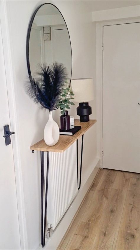 Small Hallway Table, Hallway Styling, Small Hallway Decorating, Ideas Recibidor, Narrow Entrance, Small Entrance Halls, Hall Ways Ideas, Entrance Hall Decor, Hallway Makeover